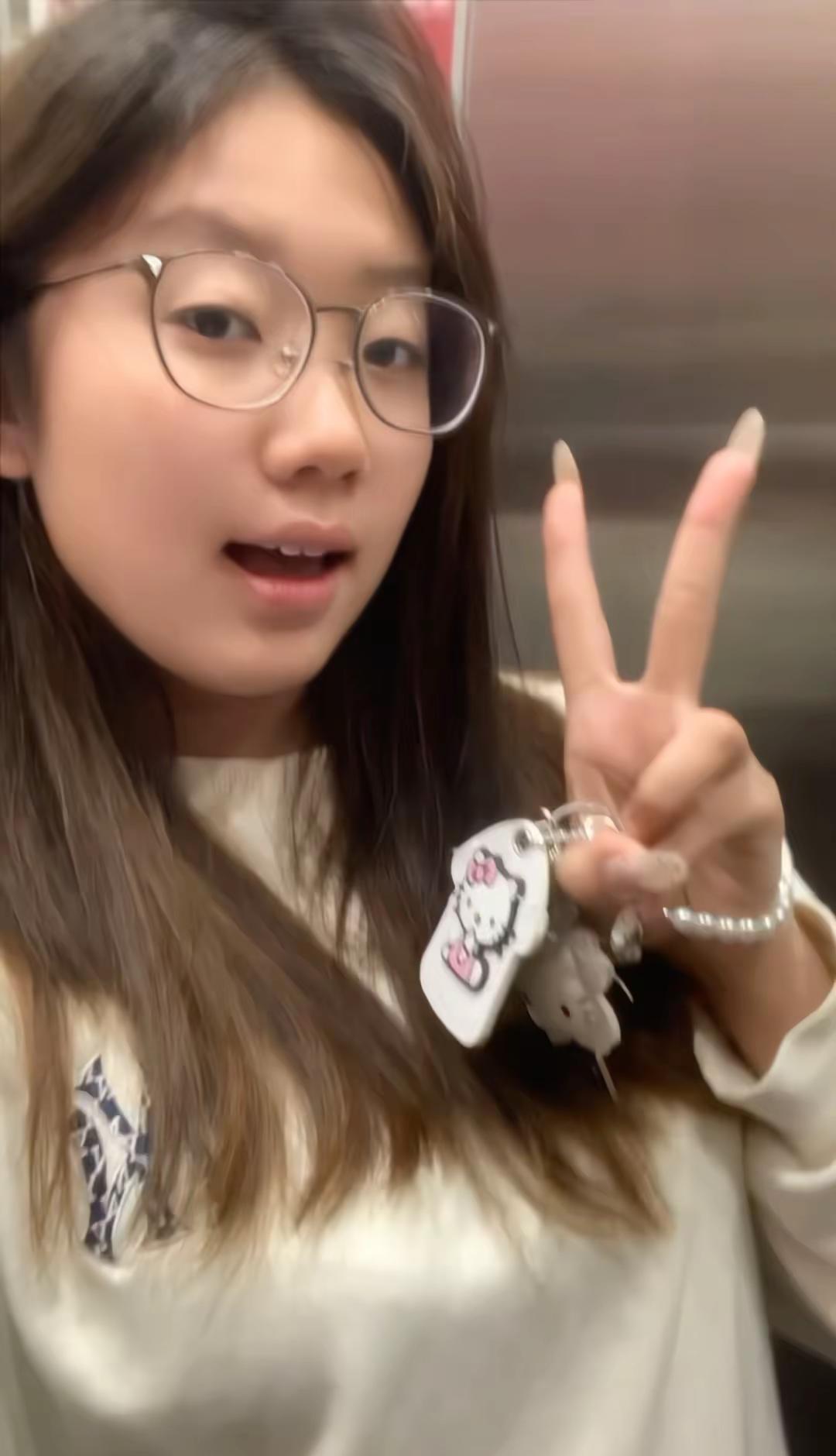 我喜欢淡淡的生活 淡淡的情绪 淡淡的心情 和简略的语言 就像雨滴落在地面 没有任