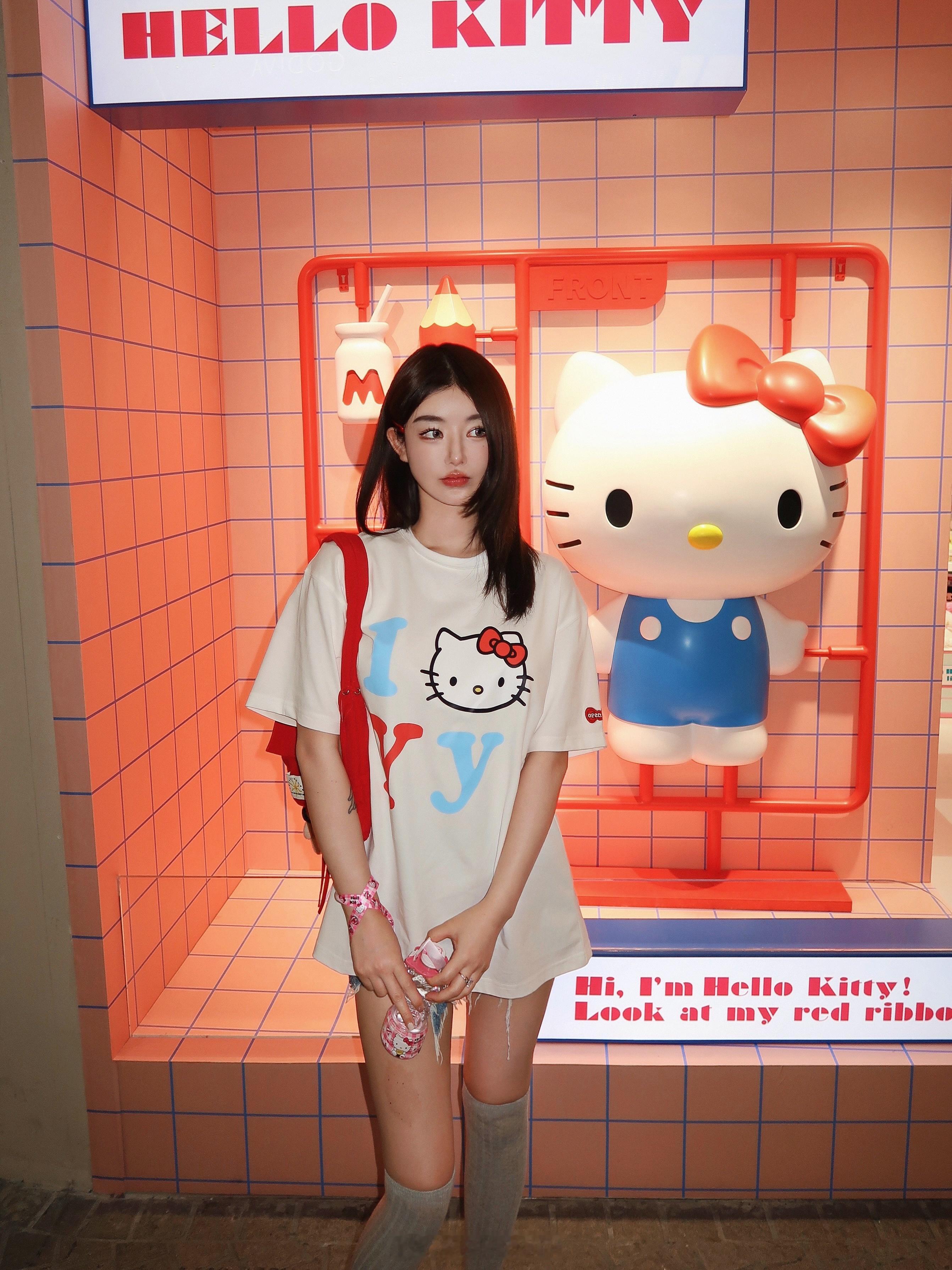 今天18穿着kitty和kitty合影了ﾐ・◦・ﾐ🎀 ​​​