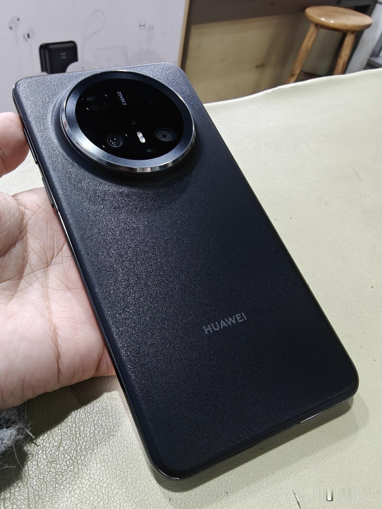 用9月份在我手上1799买的华为 Mate 60 Pro。和我置换2799的华为