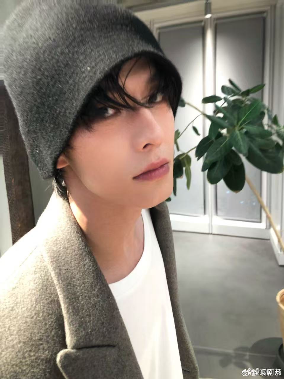 何与女友视角照何与牛角包笑 看何与这组女友视角照真的会代入，咬着牛角包笑起来的样