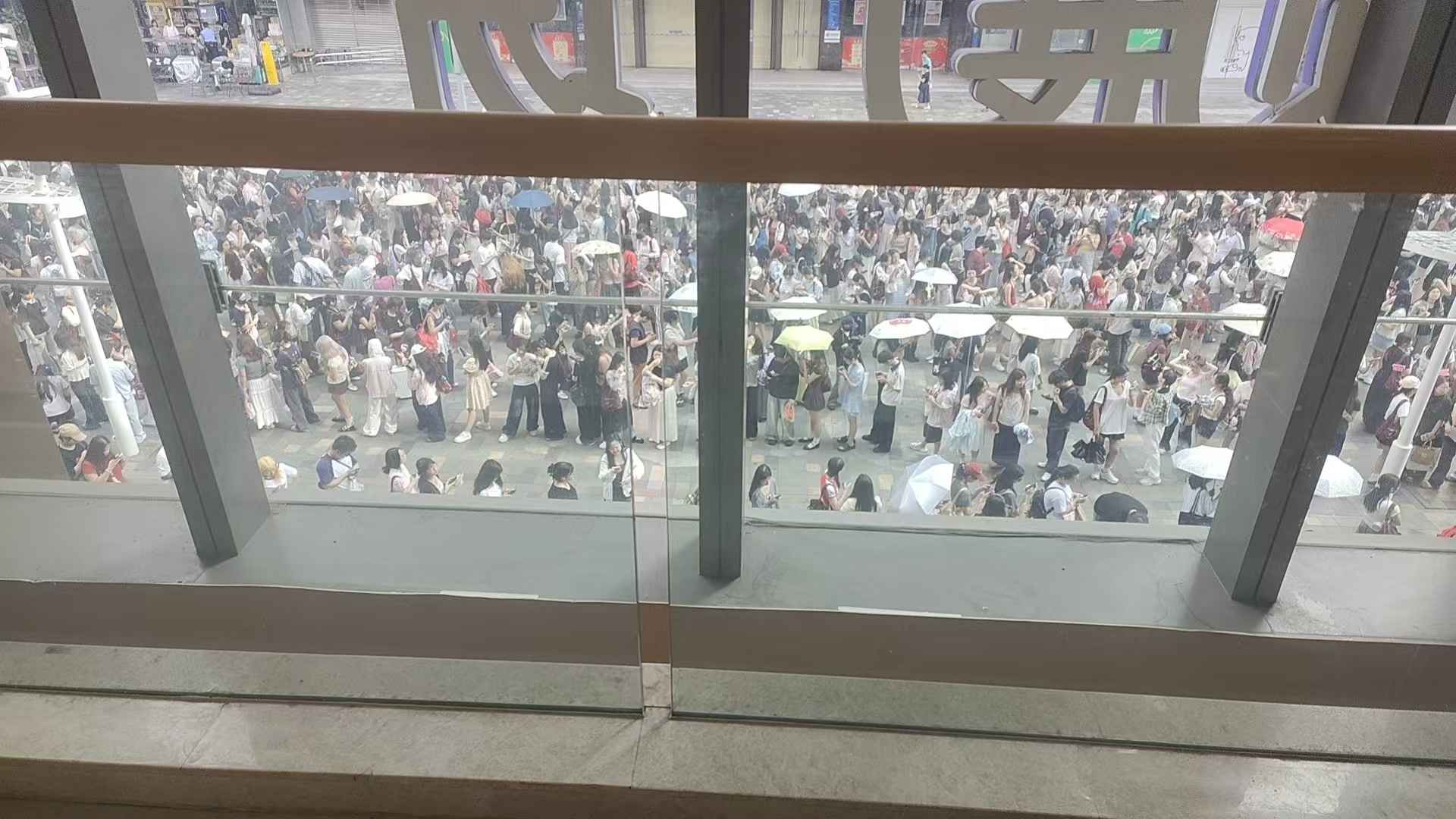 排队现状（我妹都被吓到了 