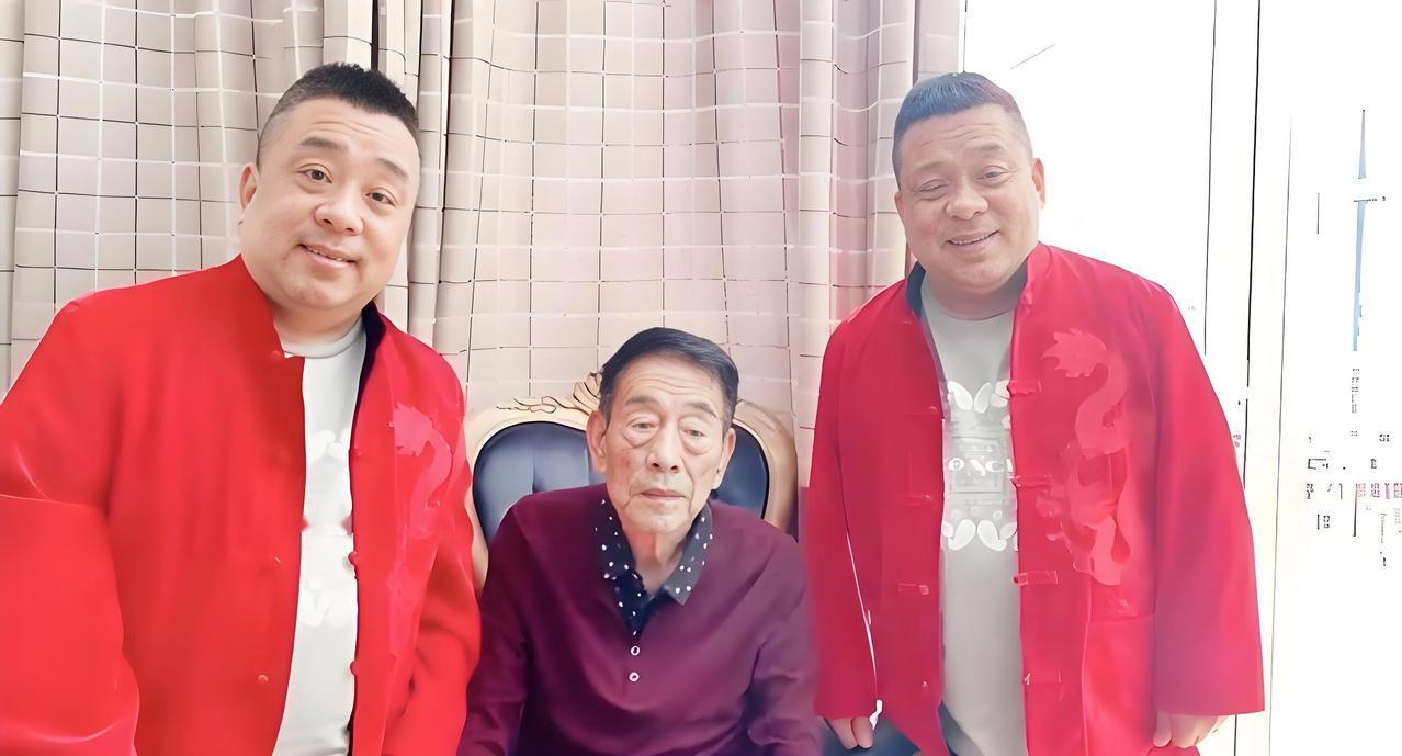虎豹兄弟中的豹哥吴跃发视频悼念相声大师杨少华。20多年的相处让他们成为了亲人，杨