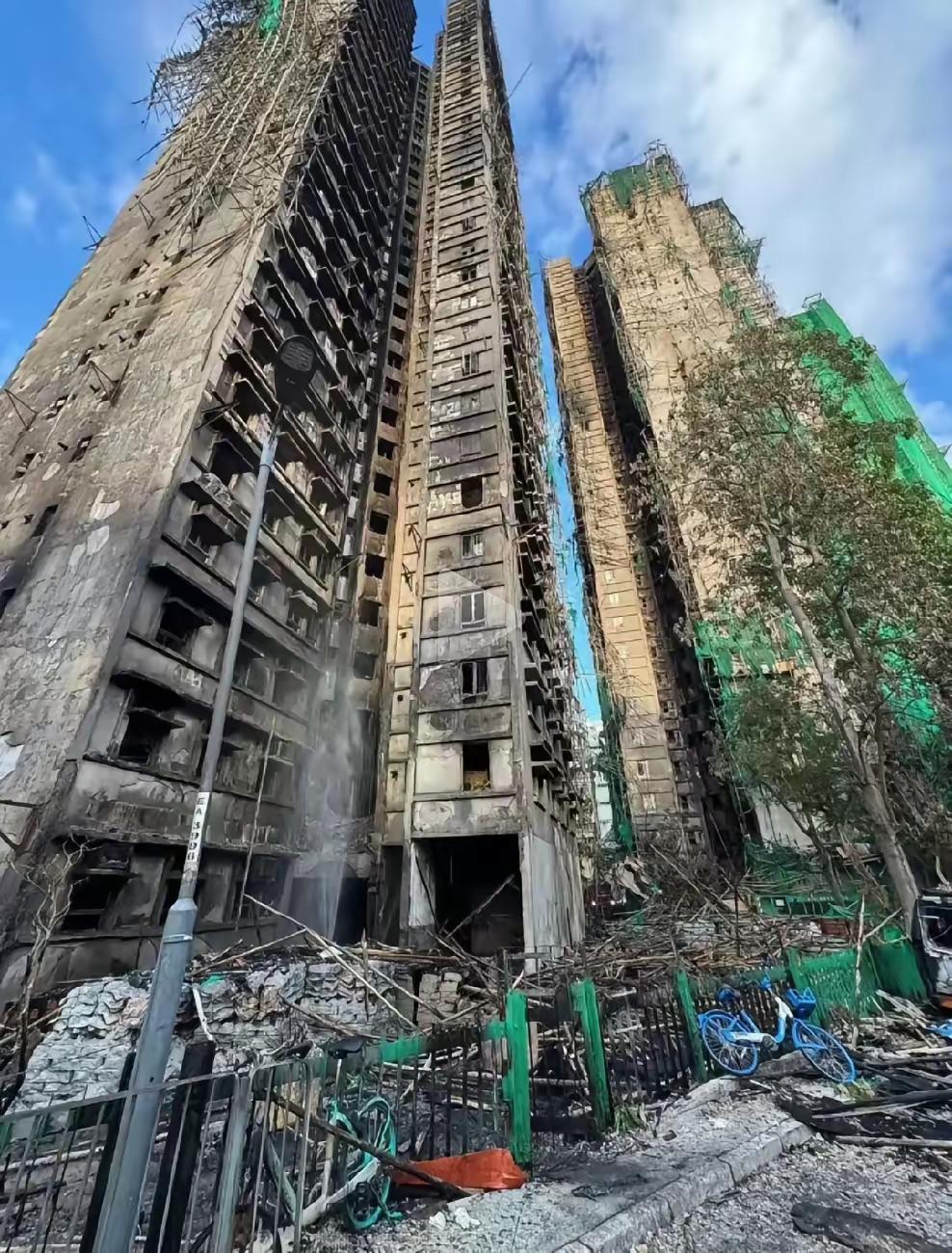 泪目！
香港黄金地段这场大火，
烧得人心里揪着疼！
满目疮痍的废墟上，烧黑的外墙