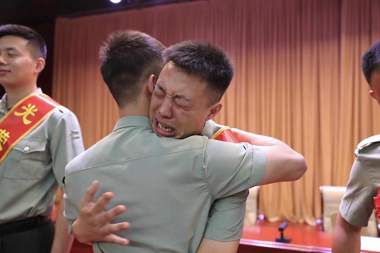 分别总是在九月，回忆是思念的愁。退伍不褪色
