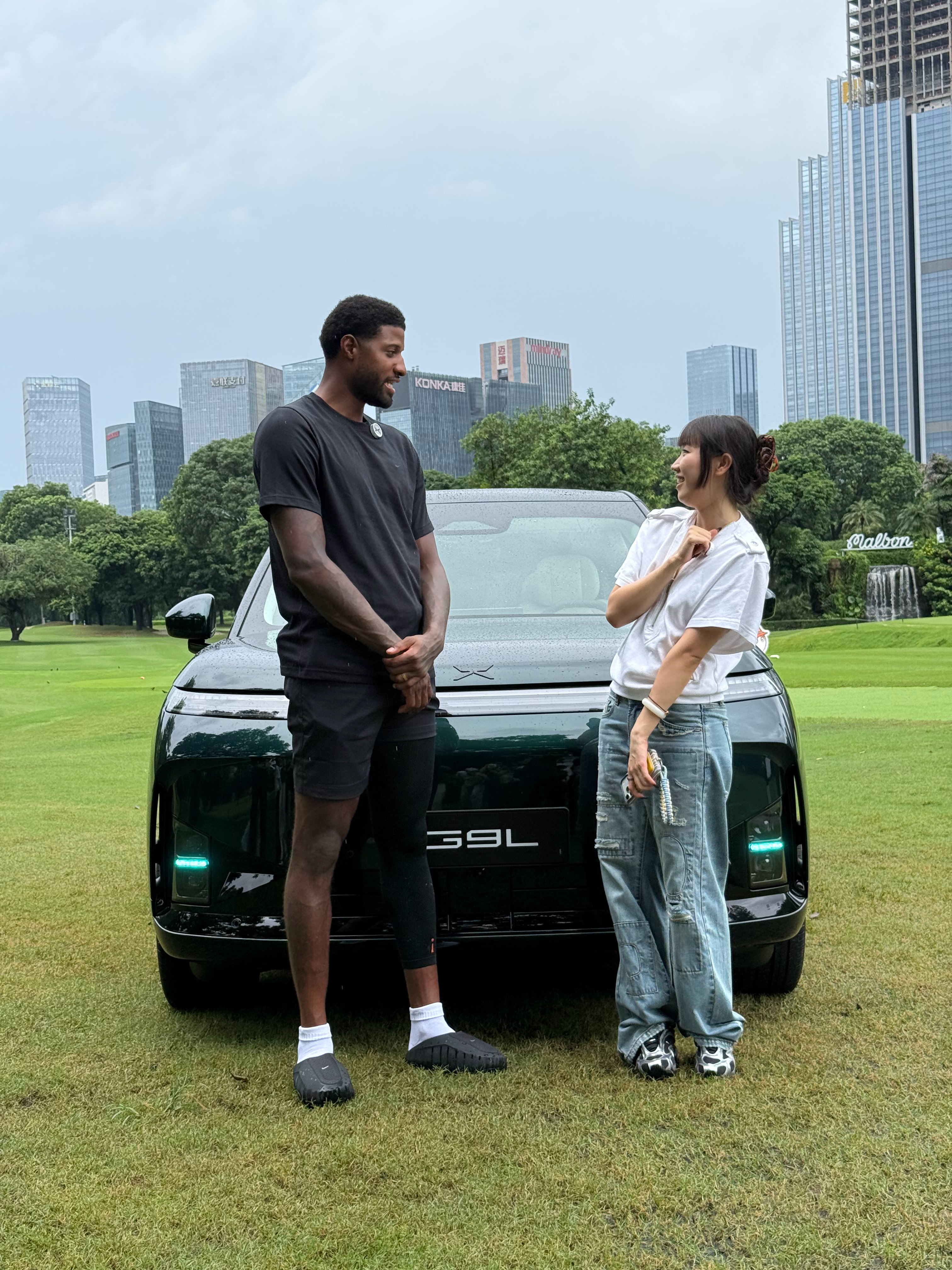 NBA超级巨星保罗乔治，趁着打高尔夫的间隙，来体验了小鹏即将发布的新车，连连称赞