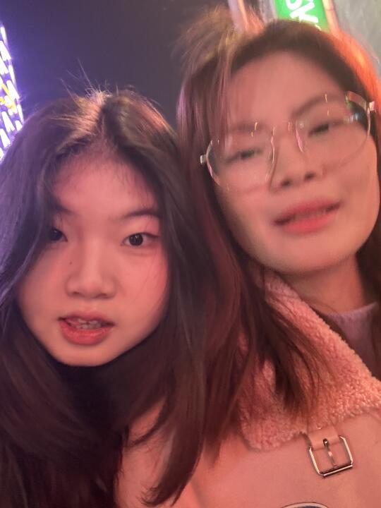 在霓虹下和好朋友合个影吧📸