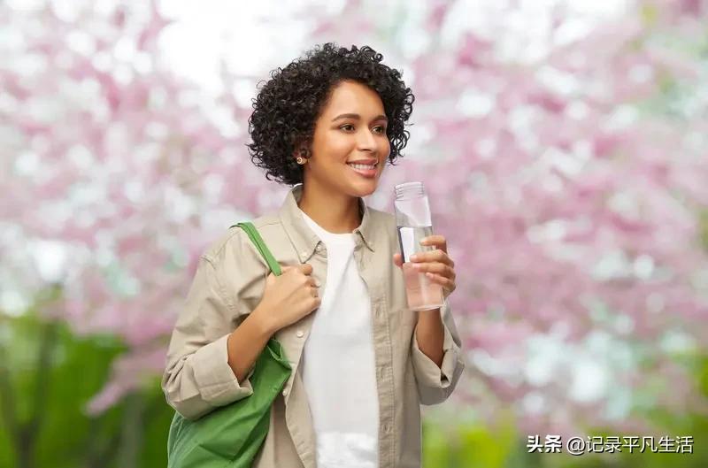 天气一暖和，整个人都变勤快了，出门晒晒太阳，吹吹小风，心情一下子就变好了。
 