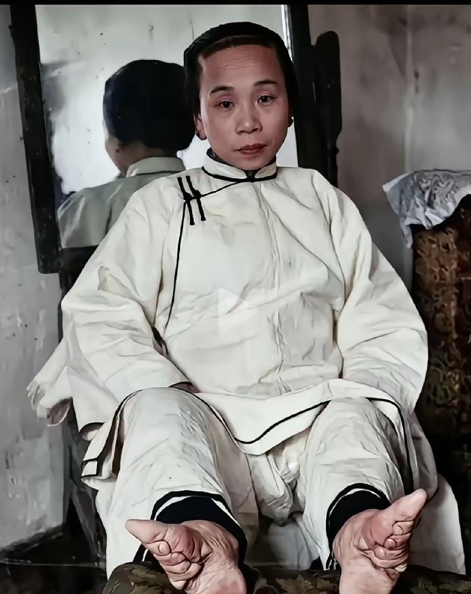 你想象一下，几岁的小姑娘，骨头还是软的，就被父母用长长的布条一圈一圈缠紧，把脚趾
