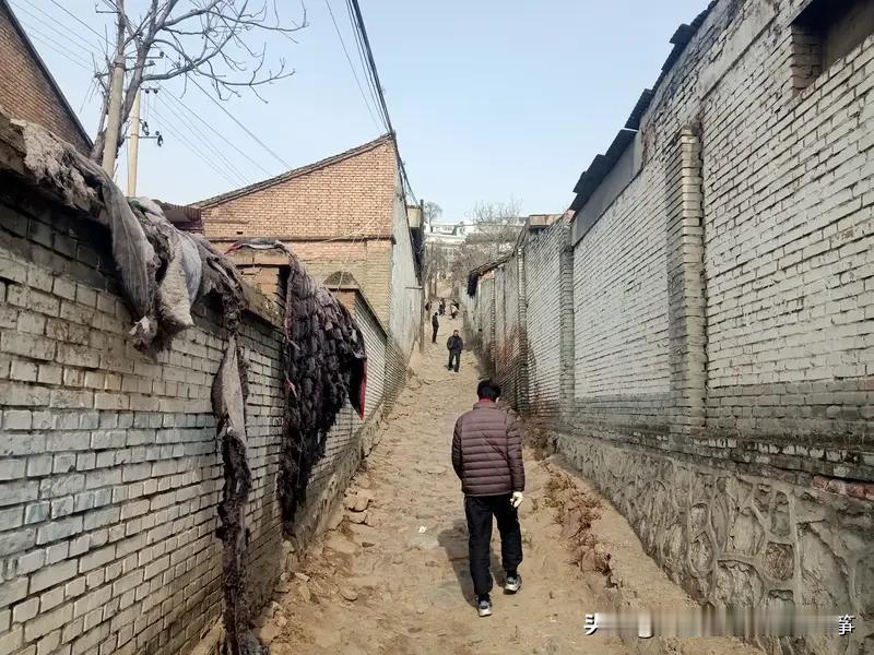 我觉得“富在深山有远亲”是个超经典的下联。从对仗来说，“贫”和“富”反义相对，“