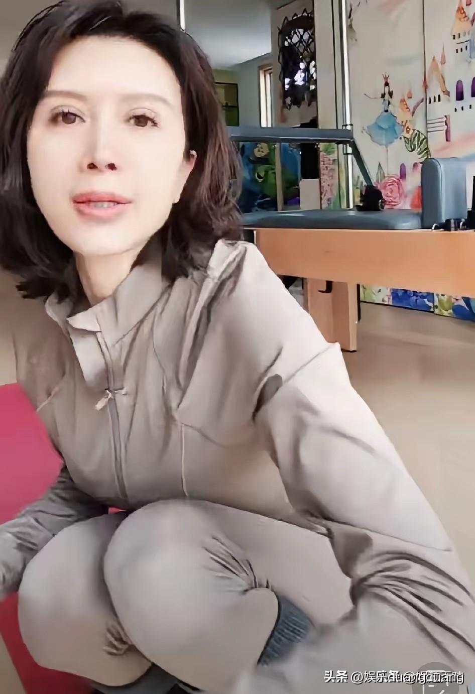 嫁富豪的金巧巧如今也出来直播做瑜伽带货了！