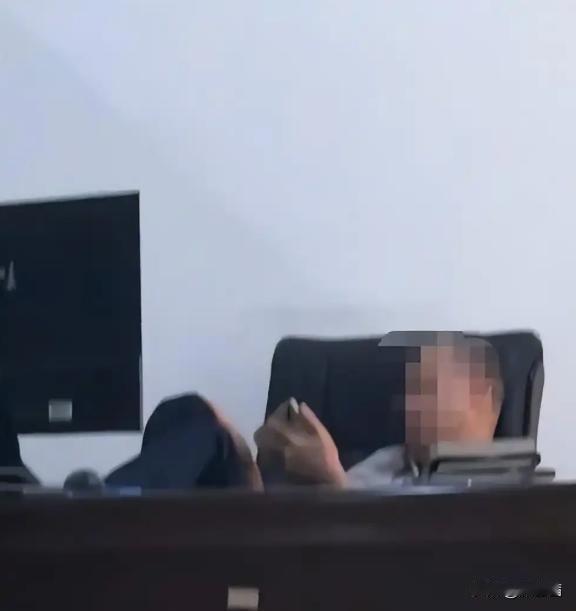 离谱！税务局工作人员上班脚翘桌上打游戏，还是纪律督查岗？官方回应来了
 
公职人