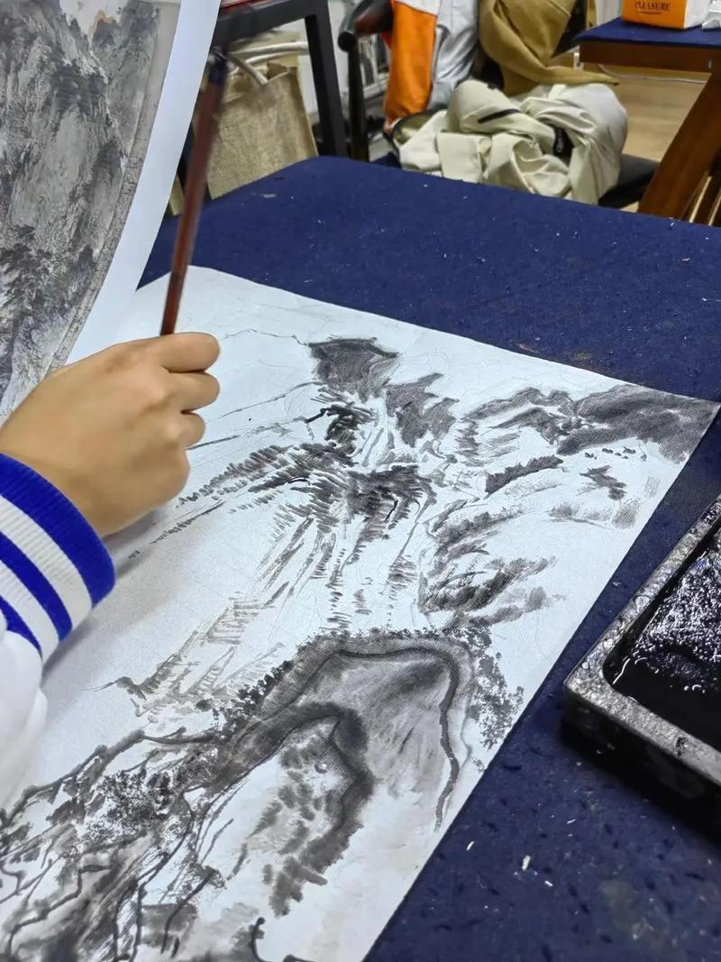 下联 ：挥毫书翰墨
解析：“挥毫”与“执笔”同义，“书翰墨”与“画丹青”对仗工整