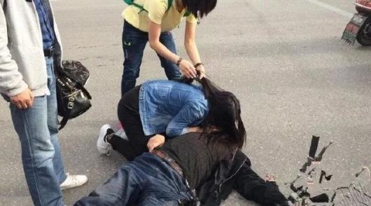 2017年，西安女孩跪地抢救晕倒老人，可惜的是，老人抢救无效离世了，4天后，女孩