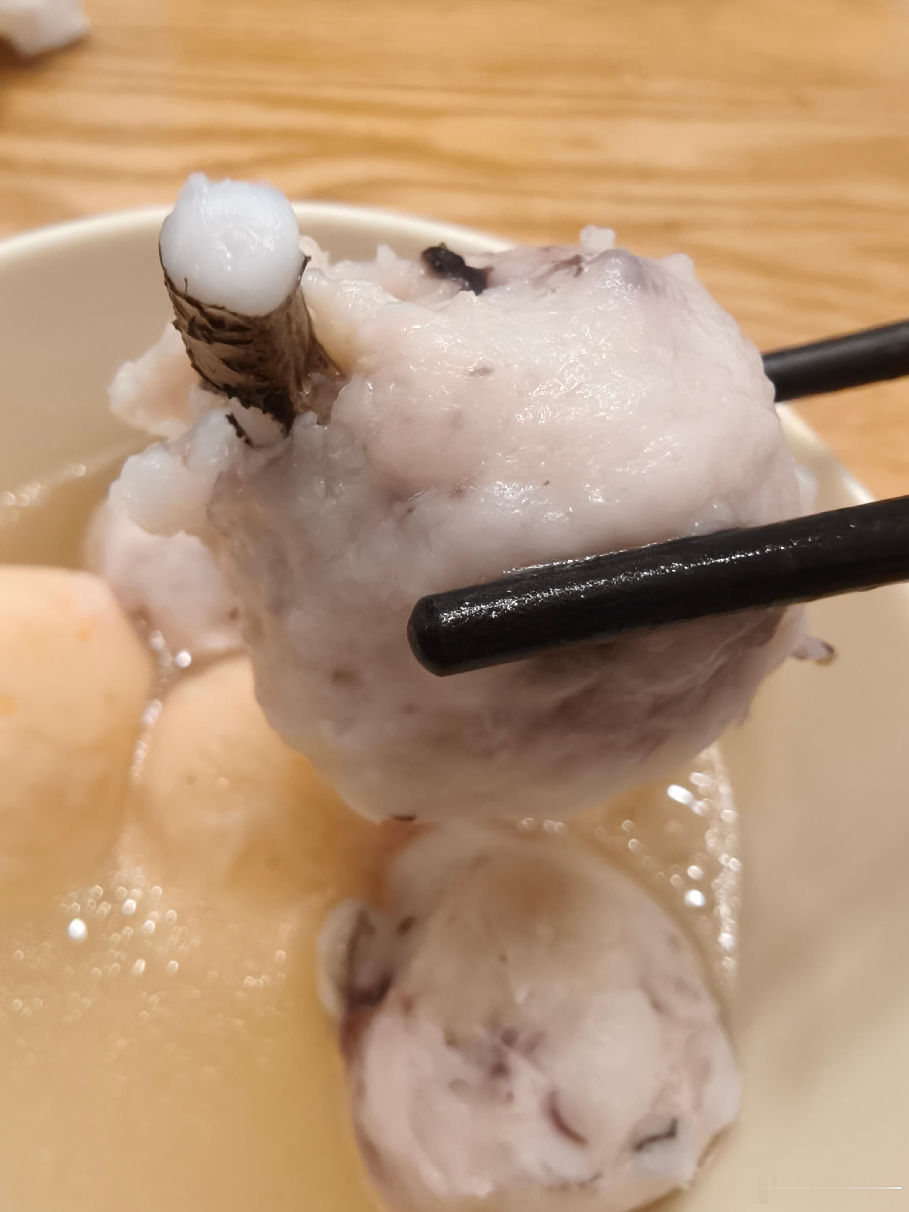 买的这个手工的墨鱼丸子，溜出来一只墨鱼脚 