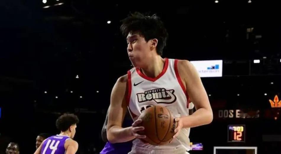 今天杨瀚森表现打几分？征战G联赛出战29分43秒，16投8中，三分5中2(包括最