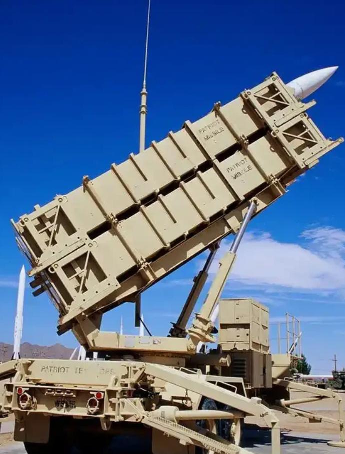 特朗普估计现在很发愁
为啥发愁？因为他手上那笔卖给台湾的110亿美元武器大单，眼