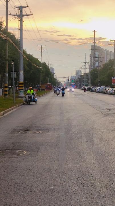 刘震云
走出社会，你会发现；

如何吃饭，如何睡觉，如何思考，如何保持精力，
