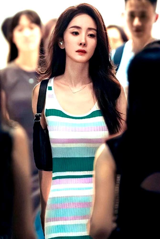 张艺谋的谍战片，怎么就成了杨幂的身材秀？
 
全网都在模仿杨幂那条白绿吊带裙，但