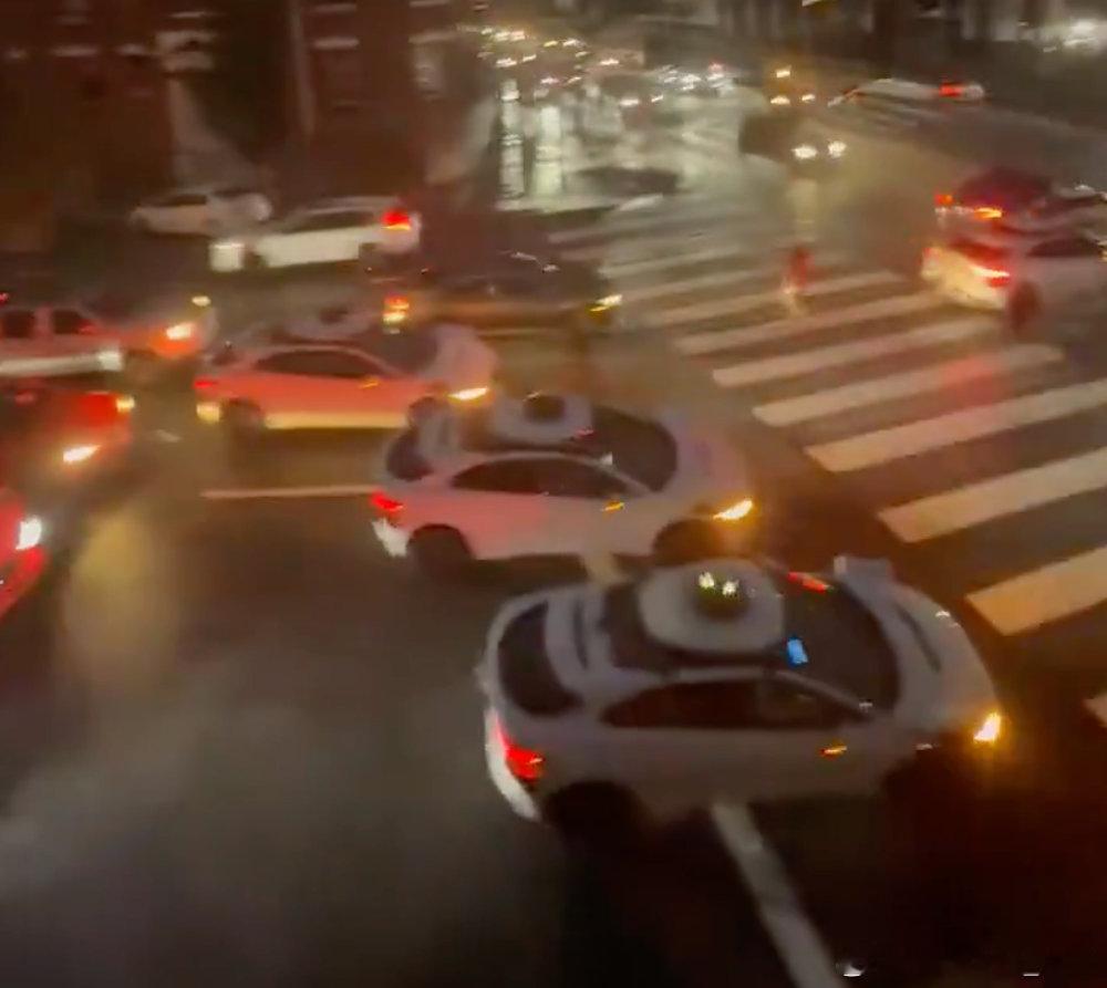 由于太平洋燃气电力公司变电站火灾导致旧金山地区大部分停电导致红绿灯“失灵”，Wa