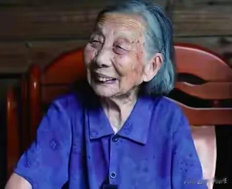 浙江温州市百岁老人，网友的文章中说，阿奶奶今年100过，从这张图片中看到奶奶不见