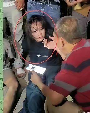 柬埔寨劫囚女子仅仅20来岁，五官秀丽，容貌出众，并没有因为抓到有一点慌乱。她一身