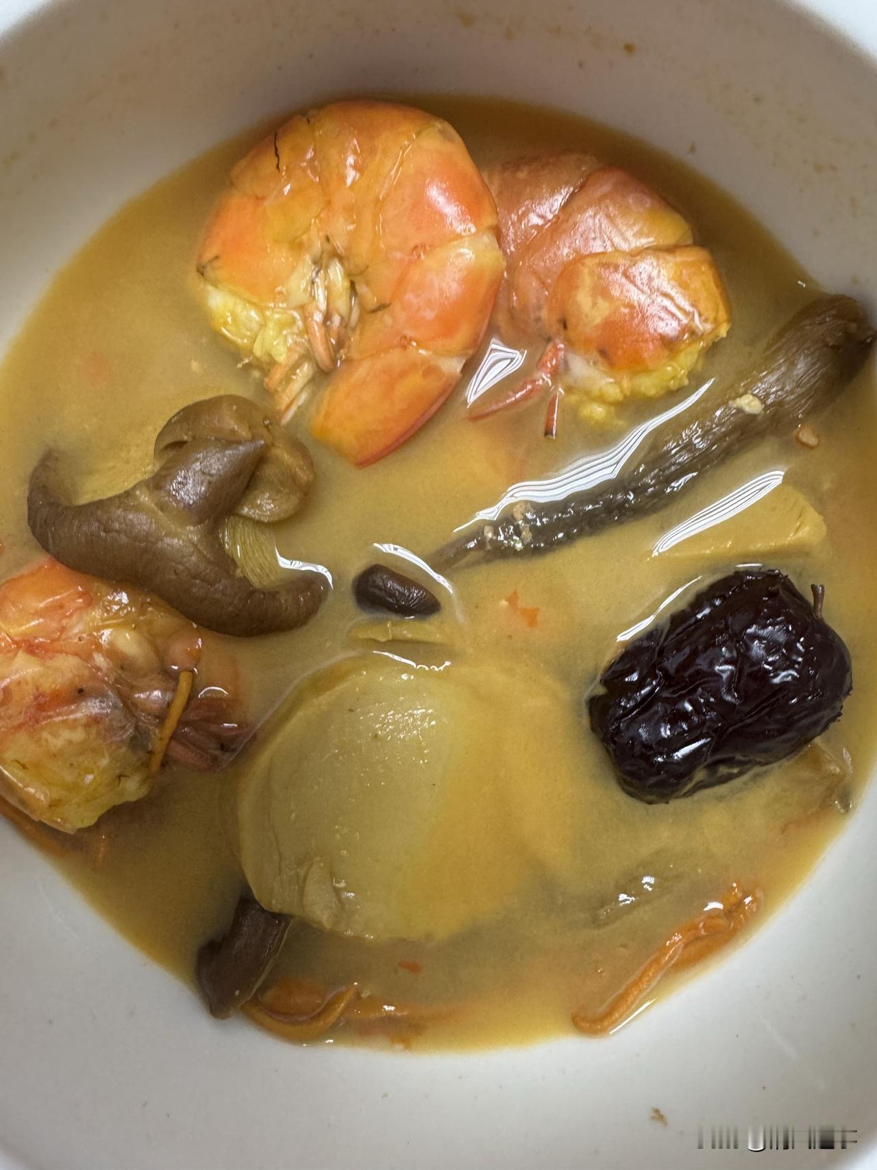 这碗汤里的“偷闲小奢侈”

刚炖好的这碗汤一掀开盖，鲜味直接往鼻子里钻——大虾红