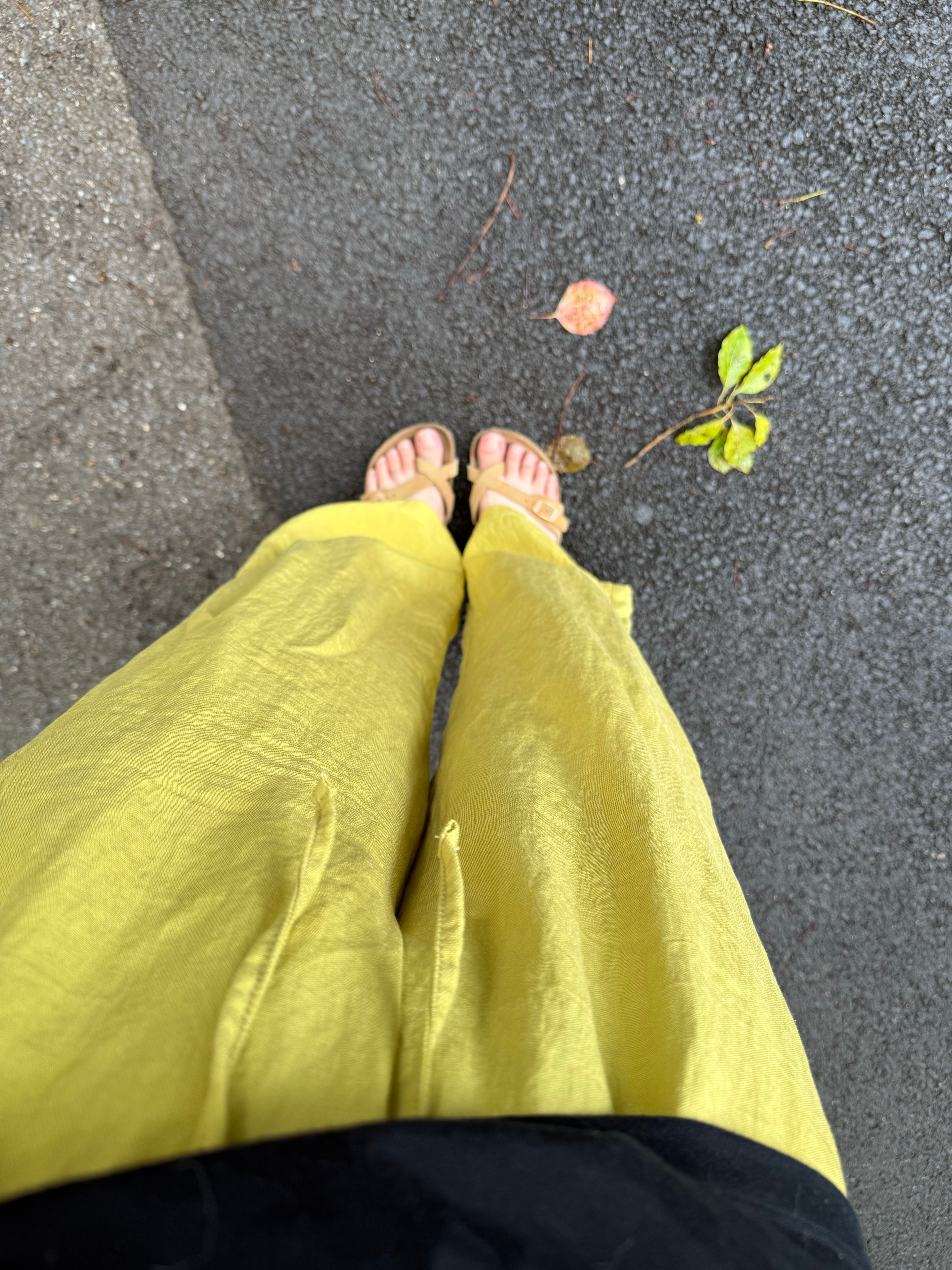 ☔️的周末，只能在家消磨时间，出门拿快递，在泉州裁了裤脚，才7块钱，我的日常pl