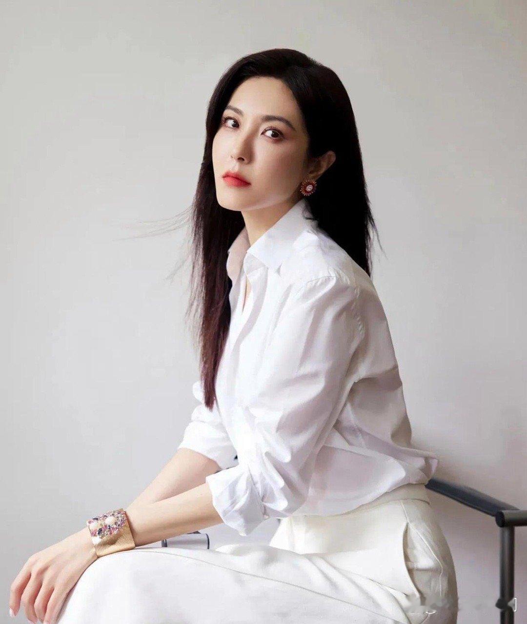 曾黎的美丽令人惊艳，仿佛岁月在她身上停驻。她的魅力不仅源于外表，更在于那份独特的
