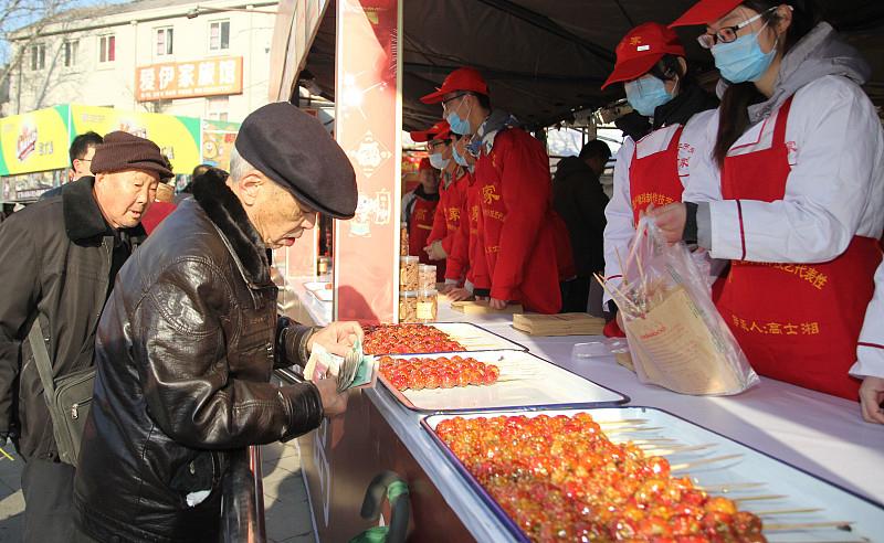 分享摆摊生活中的乐趣
之前在宜德饭堂门口撞见65岁的季大爷，他围着平板车卖大枣葡