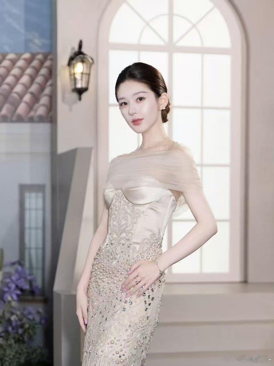 赵露思大光明也能美成这样 都说大光明是颜值试金石，赵露思轻松驾驭住了。没有多余碎