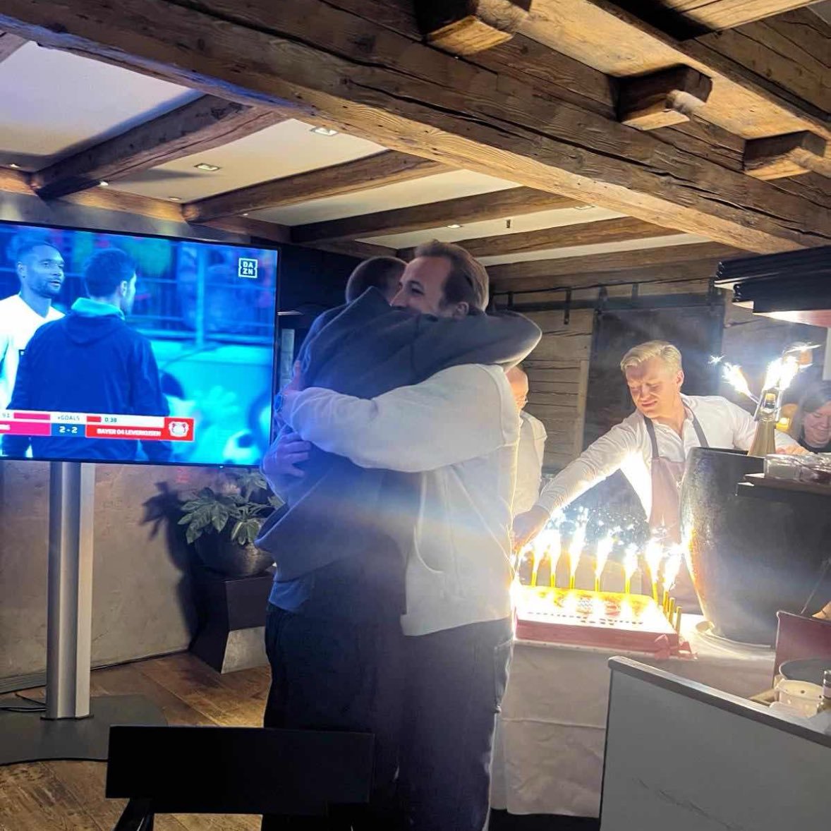 曾经难兄难弟现在好起来了！凯恩戴尔年过30终夺首冠，两人拥抱庆祝🤝#凯恩夺冠#