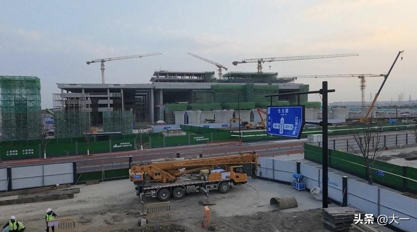 钱塘站每次去都是大变样，8号线冯娄村站上盖
总建面28万㎡（站房7万+配套21万