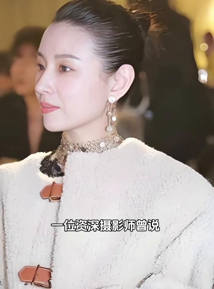 这位姑娘的侧颜轮廓堪称镜头盛宴，鼻梁起伏带着浑然天成的雕琢感。一位资深摄影师曾说