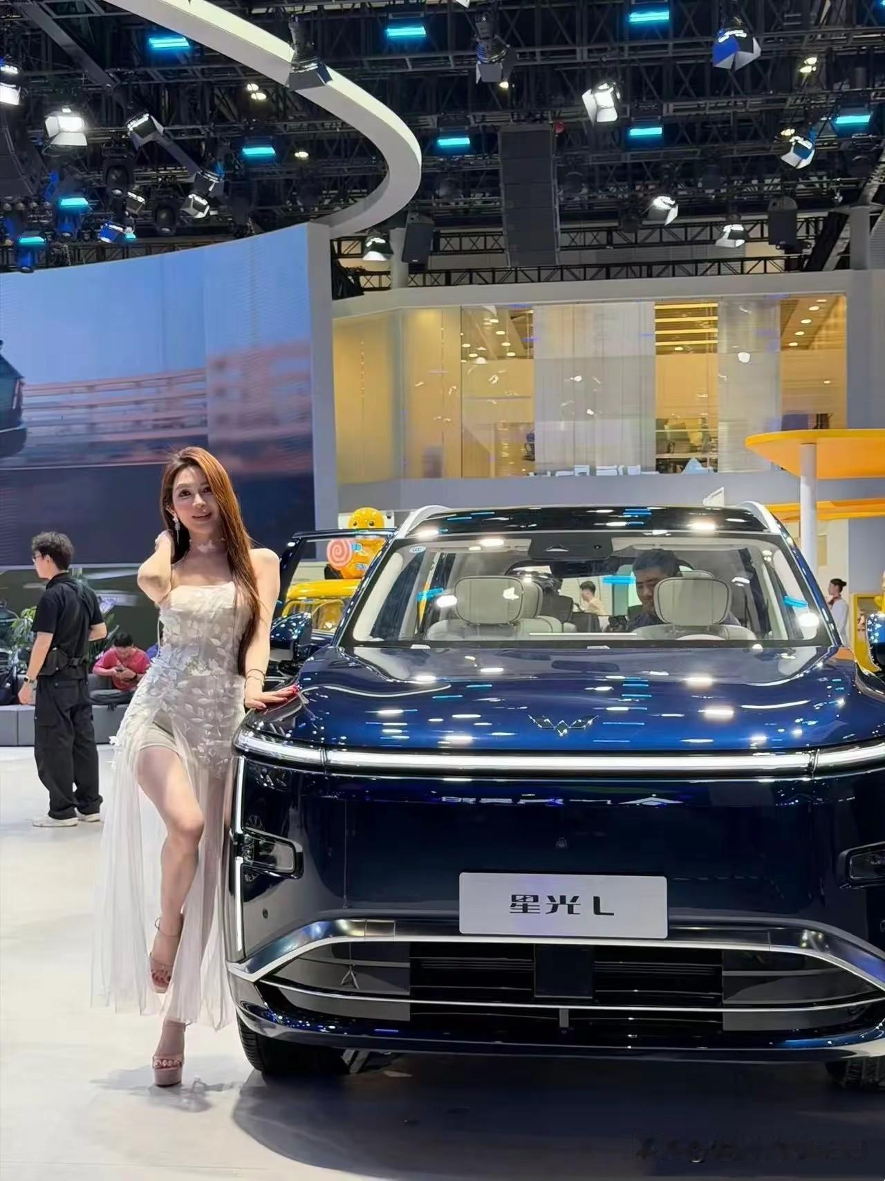 五菱星光L是上汽通用五菱推出的“长续航大六座SUV”，提供1.5T插混和1.5升