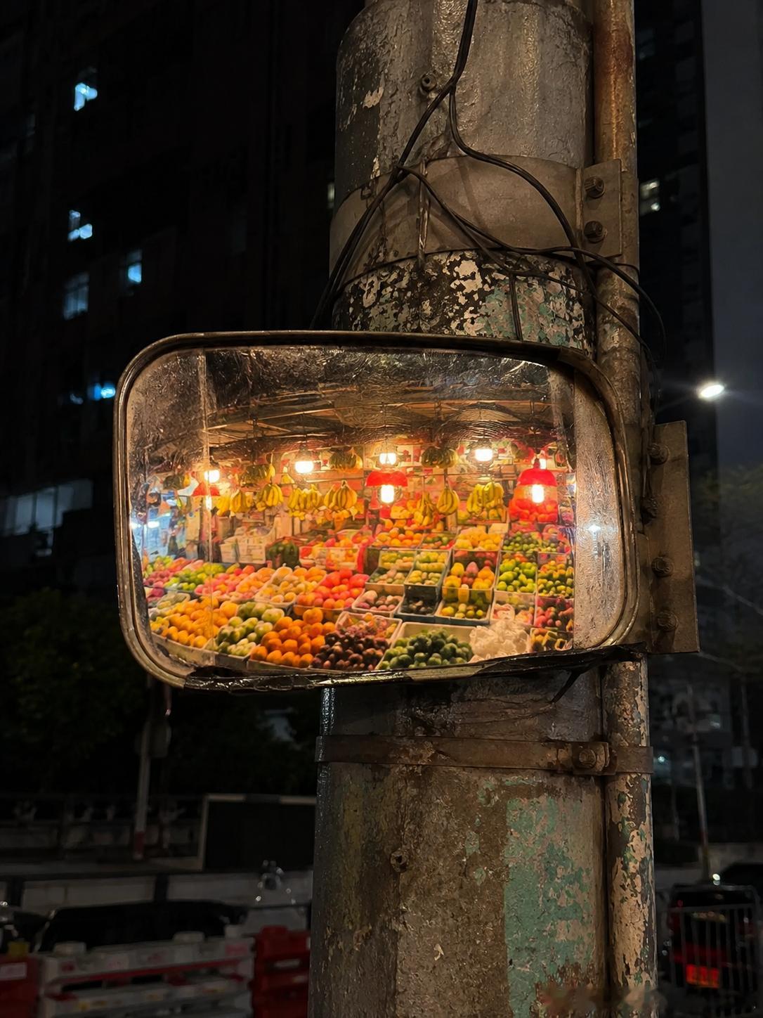 209 街角後視鏡里的水果店。 