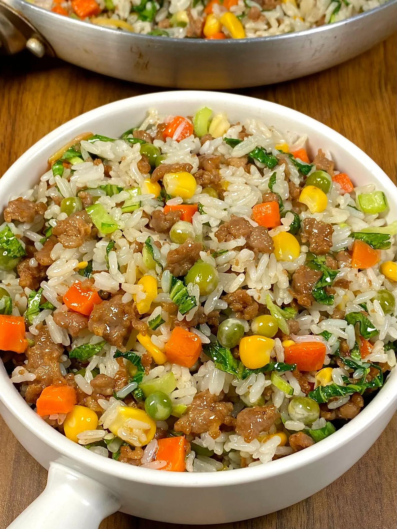 家人们，快去试试这个无敌美味的牛肉炒饭
大人小孩都爱吃，牛肉鲜嫩入味，搭配青菜丝