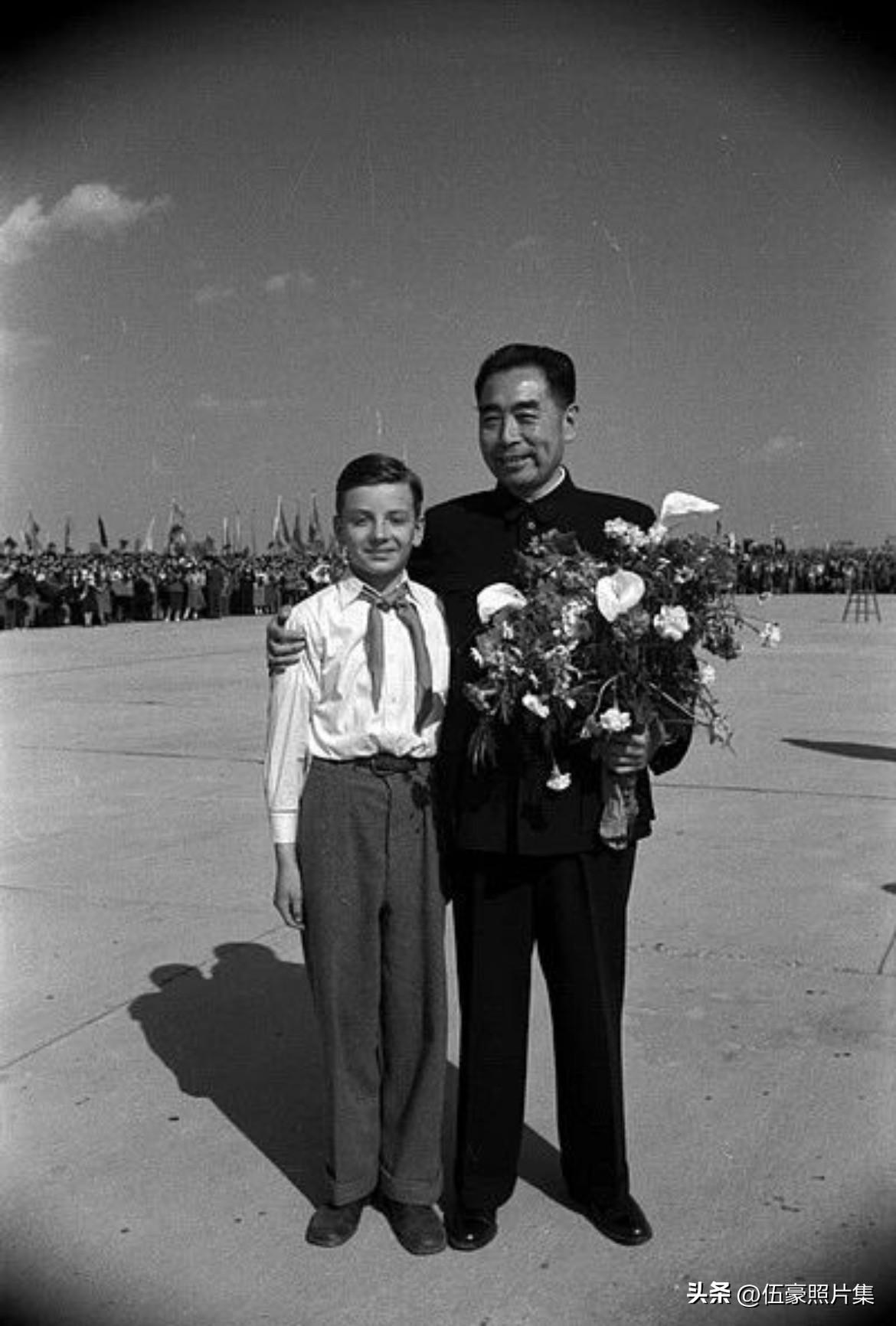 【周总理历史上的今天——5月30日】
1955年5月30日，晚八时，周恩来接见苏