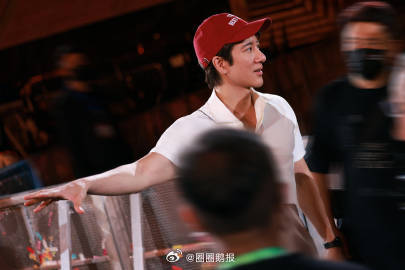 王力宏伤愈后首演王力宏伤愈顶37度高温跑酷 长沙三十多度的酷暑舞台真的煎熬，他却