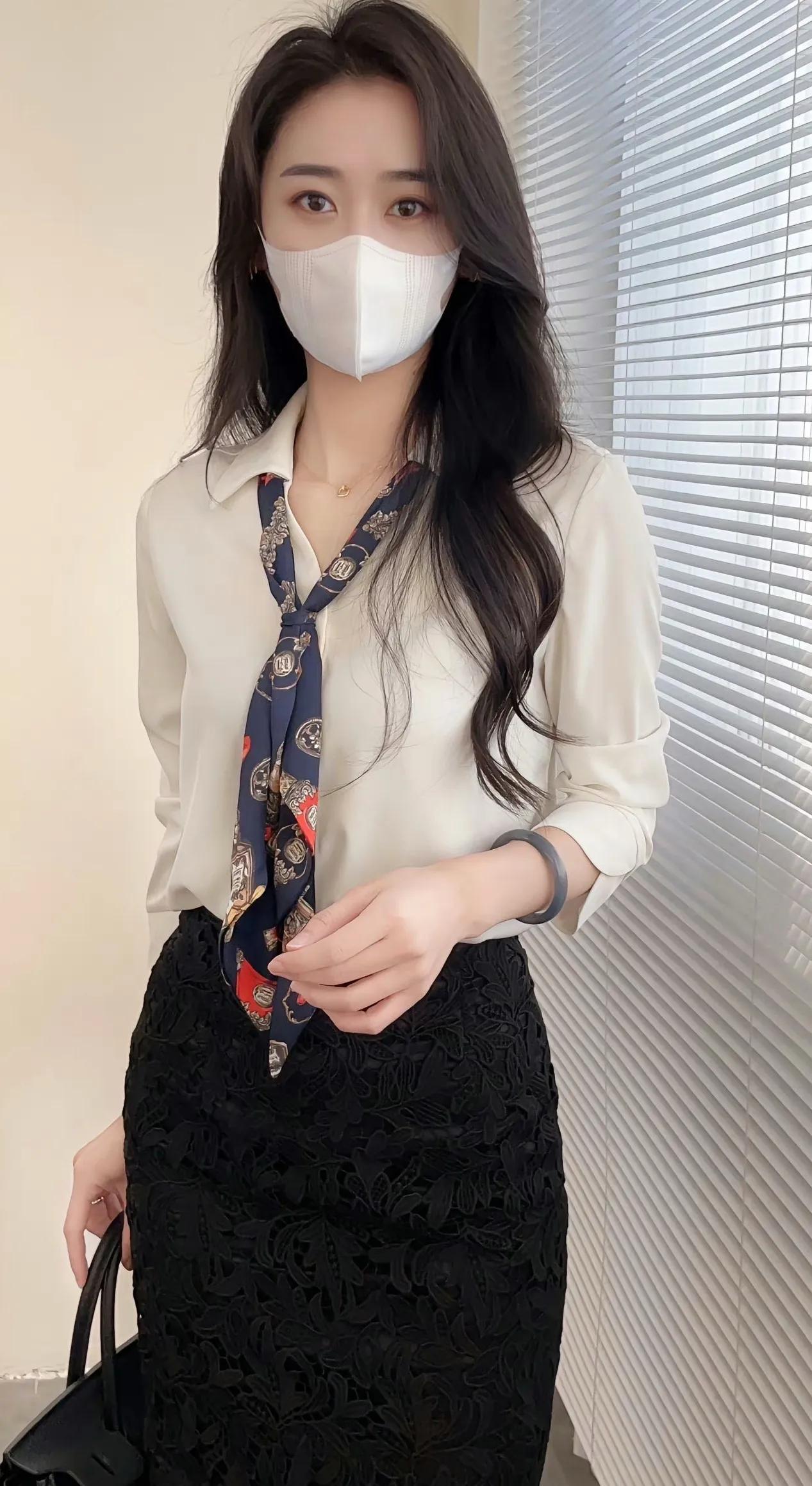 你有没有发现你老公去KTV唱歌的时候，他所有哥们儿的身边，都坐着一个陪唱的小女孩