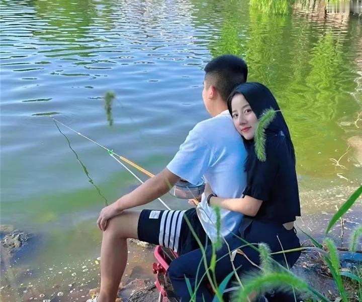 中年男人为何痴迷钓鱼？

凌晨四点，河边蹲着的不止是鱼竿，还有中年男人无处安放的