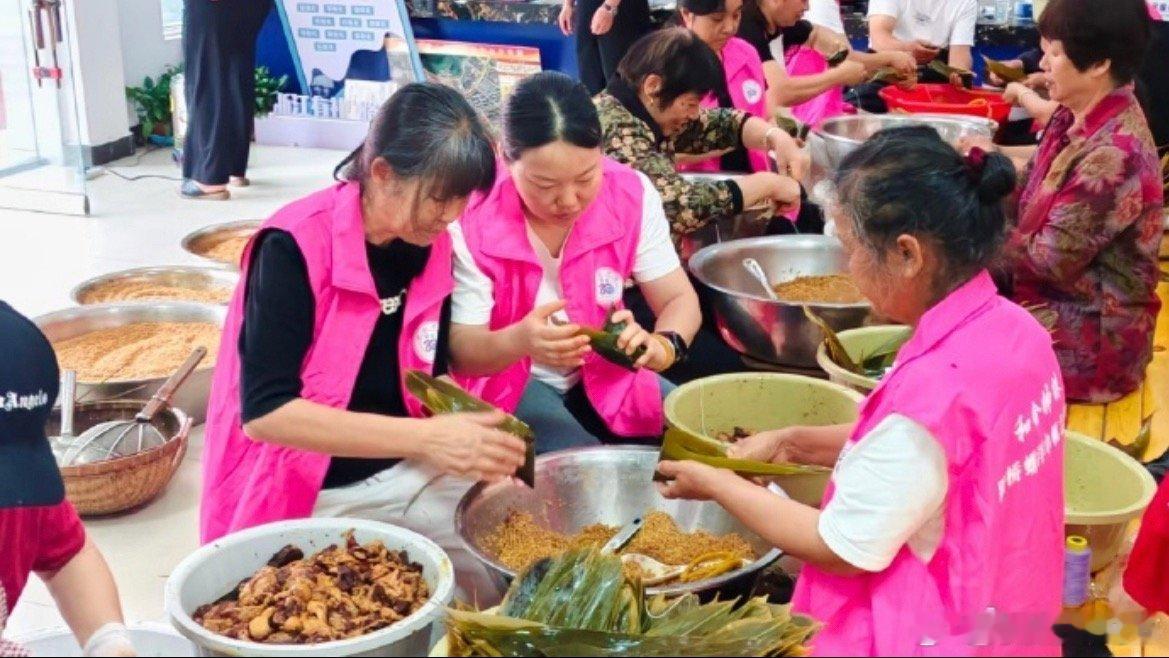 台州路桥千粽飘香迎端午粽香飘起，烟火渐浓。端午前夕路桥各地掀起包粽热潮，邻里围坐
