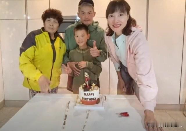 林丹谢杏芳举家搬西班牙陪读，儿子不打羽毛球改打网球！

很多人第一反应是：咋不练