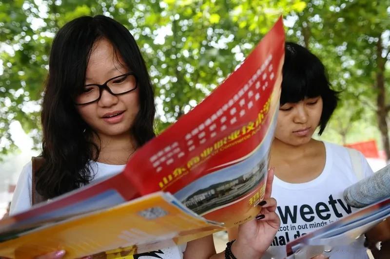 我预估不出三年，全国的民办本科最少倒闭70%以上。

进段时间，广西、广东、云南