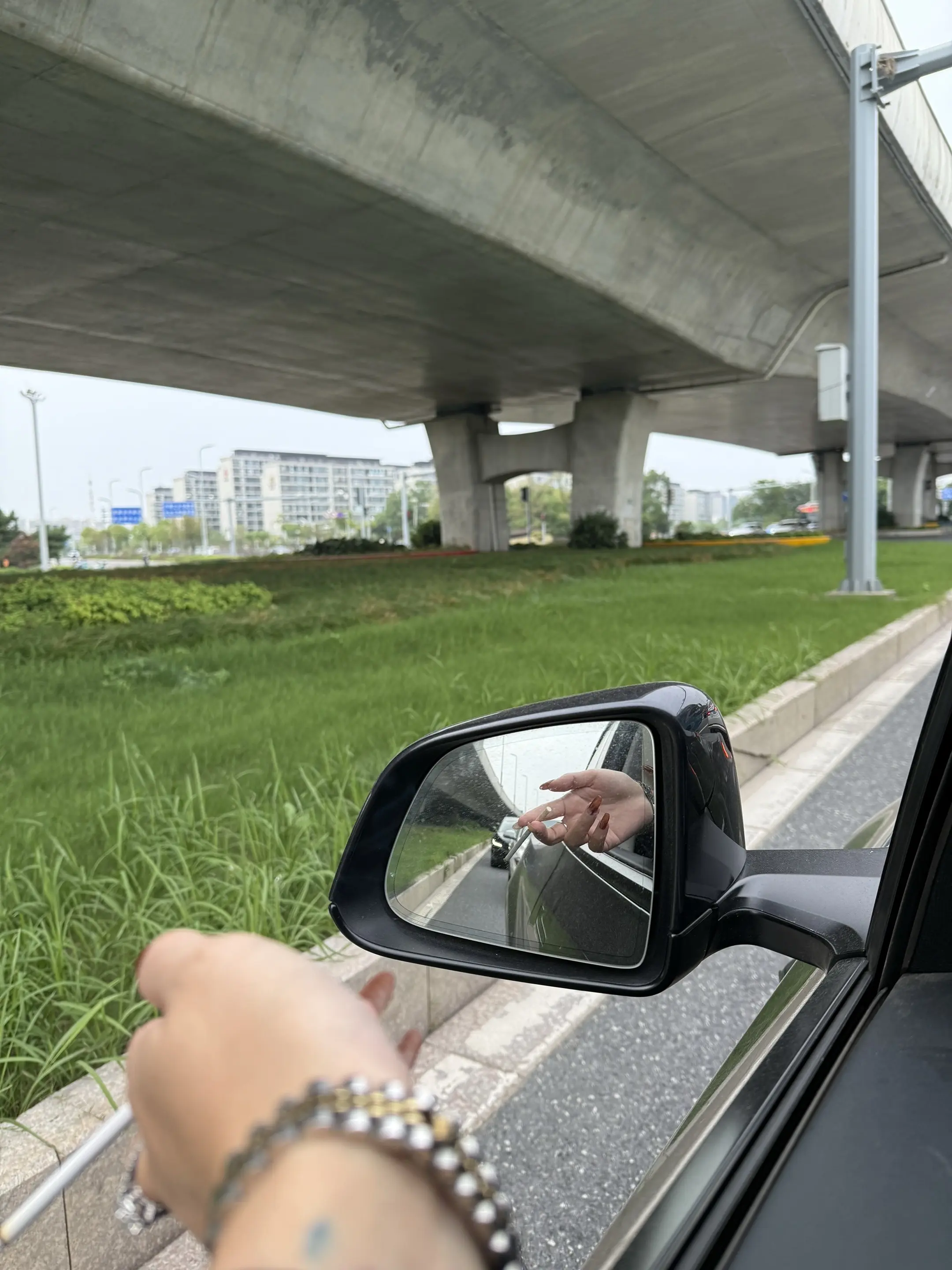别老给别的女人发信息 给我也发点 我识字