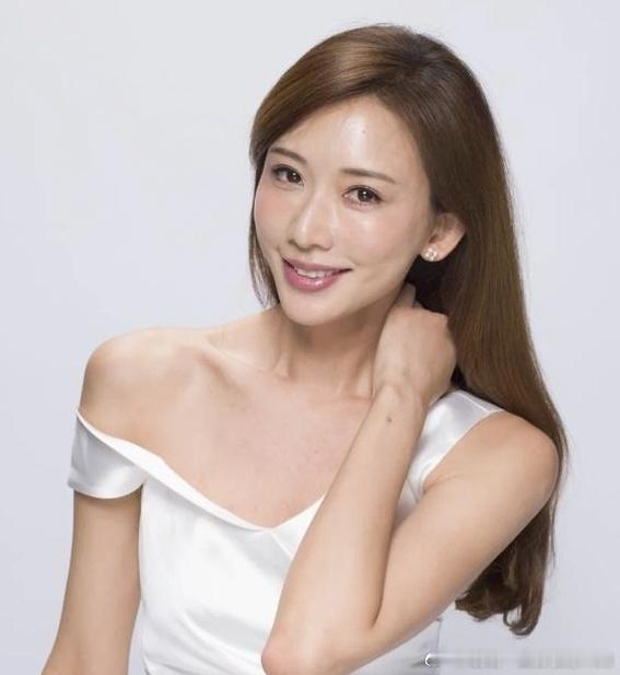 万里远征插混第一车当前汽车圈营销的时候“造假”超级严重。很多时候给消费者的体验是