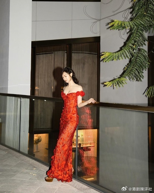 港姐冠軍馮盈盈自4年前被傳遭娘家無綫雪藏後，今年又再零劇揸手，不過她未有氣餒，反