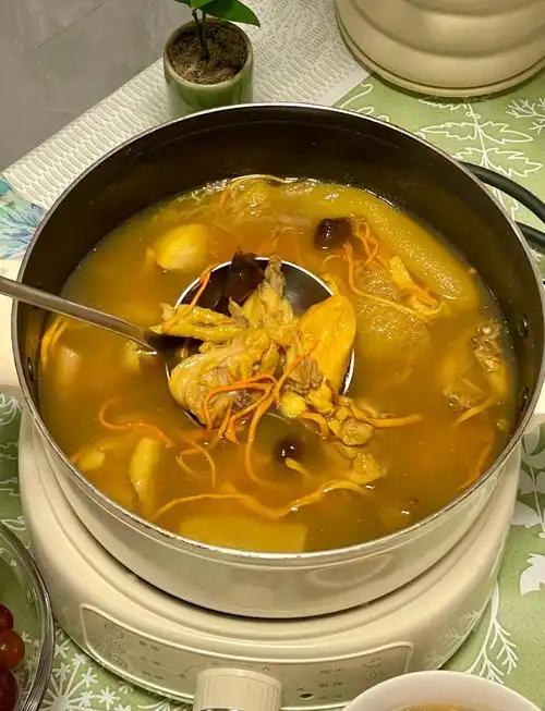 老广煲汤的本命青菜必须是西洋菜，不接受反驳。
 
猪骨慢煲两小时，菜叶煮得软黄，