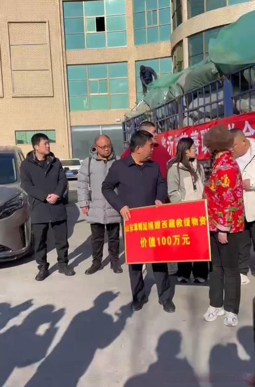 返乡途中，命运骤变，儿子不幸离世，父母悲痛欲绝。途经服务区，工作人员送来热饭，暖