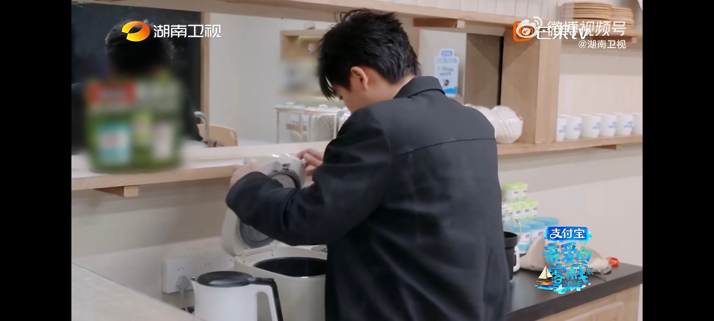 吴泽林吴泽林成人一瞬间的崩溃亲爱的客栈亲爱的客栈开播 明明很努力，却看起来累到不