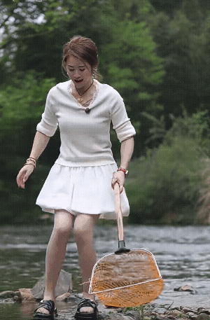 也不知道买多几条来放，小溪没这种鳗鱼吧！[流泪]